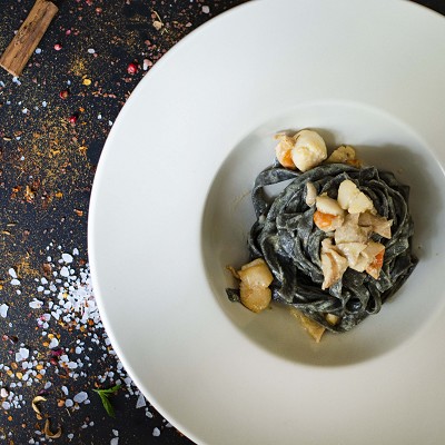 fettuccine al nero, con capesante e porcini